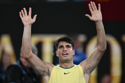 Carlos Alcaraz no ocultó su alegría y con brazos arriba celebró su pase a segunda ronda.