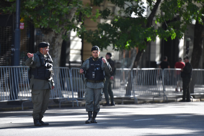 Buenos Aires. Agentes policiales recorren un sector céntrico de esta capital.
