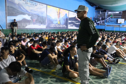 Fotografía cedida hoy por el Instituto Nacional Penitenciario de Perú (INPE) de un operativo en la establecimiento penitenciario de Lurigancho en Lima (Perú).
