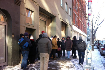 Un grupo de personas se amontonan al pie de la galería Sikkema Jenkins & Co., en la ciudad de Nueva York.