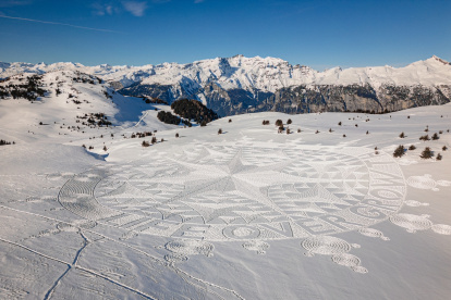 Un gigantesco dibujo del tamaño de dos campos de fútbol en los Alpes suizos es la forma elegida por la organización Greenpeace para protestar contra el Foro de Davos.