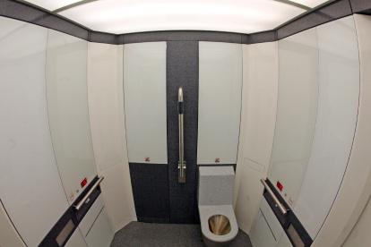 Vista interior de un baño público en los Estados Unidos, en una fotografía de archivo.