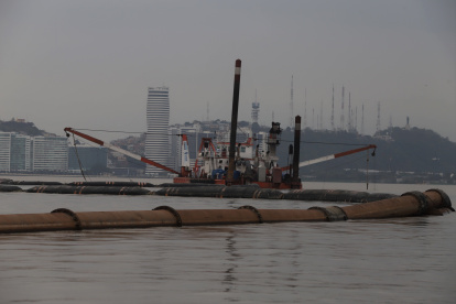 Trabajo. Que la draga avance sobre la ría significa más tubería; trabajo que toma horas.