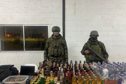 Evidencias. Decenas de botellas de licor de diferentes clases fueron encontradas en la cárcel de Cotopaxi.