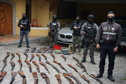 Personal de la Policía con parte del armamento.