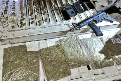 Indicios. Las autoridades decomisaron armamentos, drogas y dinero en efectivo durante la incursión militar.