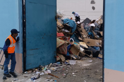 Labor. Durante la evacuación de los desechos del interior de la cárcel.