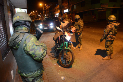 Operaciones. La noche del martes militares ejecutaron tareas de control en el sur de Quito.