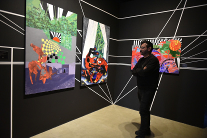 Las piezas oscilan entre la pintura, la realidad virtual, el video, la escultura, el performance y el código generativo.