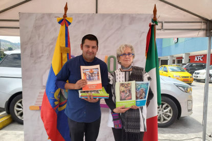 Acto. Representante de la embajada entrega libros.