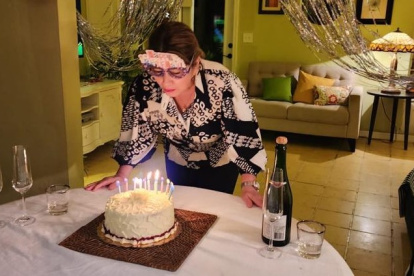 Gloria Acosta soplando las velas de su cumpleaños.