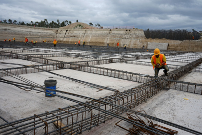 Un grupo de veinte personas construye el tanque de agua tratada que tiene 5.40 metros de profundidad.