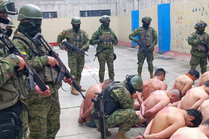 Policías y militares mantienen el control del centro carcelario de Turi y continúan buscando armas utilizadas por los reos.