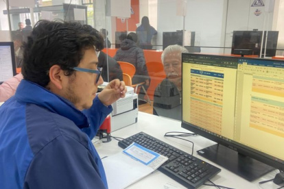 Usuarios van a ventanillas para revisar valores y despejar dudas.