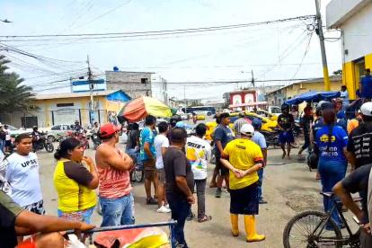Escena. Los moradores del mercado se reunieron en el lugar.