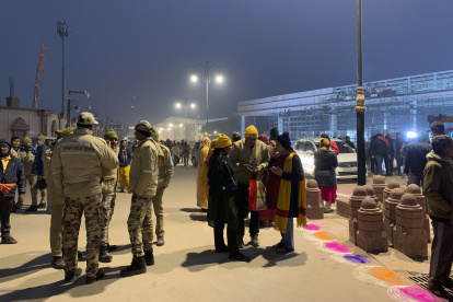 Turistas y curiosos visitan el templo en construcción dedicado al dios hindú Ram de la ciudad de Ayodhya, en el norte de la India, el 17 de diciembre de 2023.