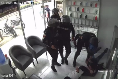 Captura. Policías detuvieron en flagrancia a los adolescentes.