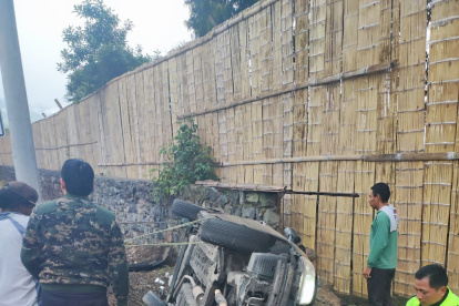 El auto quedó volcado sobre un costado de la vía.