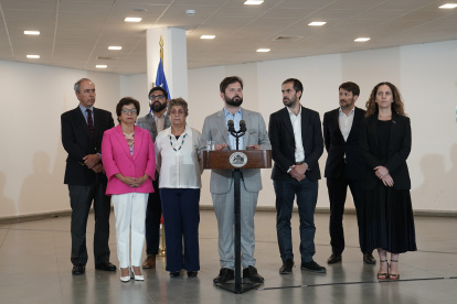 El presidente de Chile, Gabriel Boric (c), durante una rueda de prensa en la región de Coquimbo (Chile).
