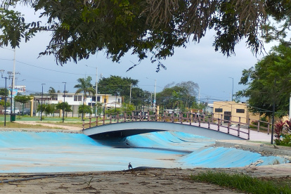 Lago. Así permanece el espacio desde hace más de un año: totalmente seco. El paso peatonal, asimismo, está deteriorándose y perdiendo su color.