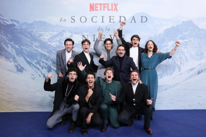 Elenco de la Sociedad de la Nieve en su premier en Uruguay.