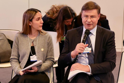 La ministra Sonsoles García junto a Valdis Dombrovskis, vicepresidente ejecutivo para una economía al servicio de las personas y comisario de Comercio de la Comisión Europea.