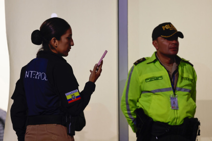 Personal de la Policía Nacional se encuentra en el aeropuerto Mariscal Sucre previo a la llegada de Daniel Salcedo