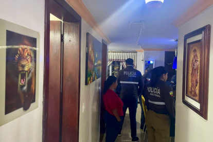 Personal de la Policía durante el allanamiento.