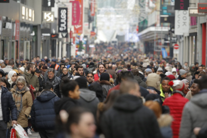 Varias personas pasean por Rue Neuve, la calle principal de tiendas de Bruselas, la capital de Bélgica.
