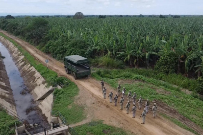 Soldados del Ejército de Perú patrullan la zona fronteriza con Ecuador, en la provincia de Zarumilla, departamento de Tumbes (Perú).