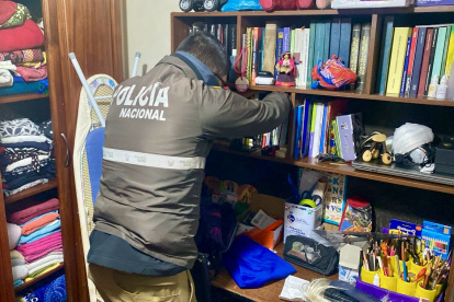 Revisión. Agentes de Criminalística buscaron indicios en los domicilios de un fiscal y de la defensora.