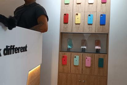 Los antisociales se llevaron 24 celulares cuyo monto asciende a 15.000 dólares.