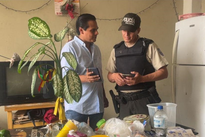 Funcionarios municipales y agentes policiales acudieron hasta el inmueble.