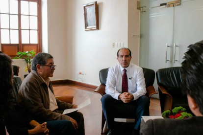 Durante la entrega de la propuesta para mejorar la seguridad en el Sistema educativo que hacen docentes al gobernador de Tungurahua.