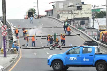 Sur. Personal del Cabildo realiza las labores en el puente.