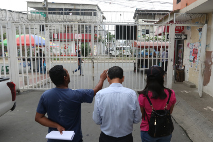 Alambre. Vecinos de Las Orquídeas se organizan para regular la colocación de las rejas en el sector.