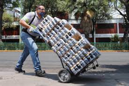 Labor.- Un trabajador moviliza cervezas mexicanas.
