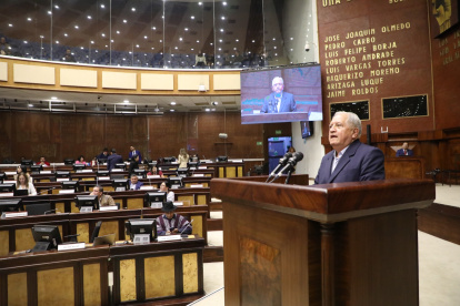 El dirigente de un gremio de jubilados, Henry Llanes, explica en el Pleno el alcance de su proyecto de iniciativa ciudadana.