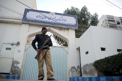 Un funcionario de seguridad paquistaní hace guardia frente al Centro Cultural de la República Islámica de Irán, en Hyderabad, Pakistán, 18 de enero de 2024.