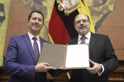 Detalle. El presidente de la Asamblea, Henry Kronfle, y el periodista Jorge Luis Caldearon durante la entrega del reconocimiento.