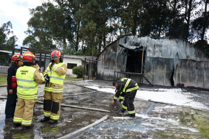 Trabajo. Miembros del Cuerpo de Bomberos sofocaron las llamas en la fábrica de aceite.