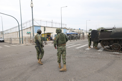 La fuerzas de seguridad mantienen el control en la cárcel de Machala.