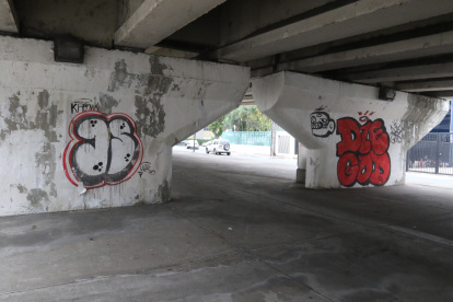Viaducto. Varios grafitis se observan en la avenida Carlos Julio Arosemena.