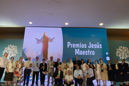 Premiación. A la ceremonia asistieron nueve educadores distribuidos en sacerdotes, docentes y religiosas.
