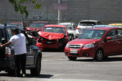 Garaje. Cientos de vehículos permanecen en centros de retención.