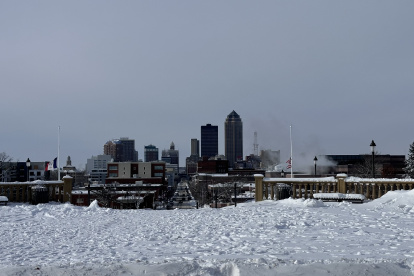 Una zona urbana cubierta de nieve hoy, en Des Moines, Iowa (EE.UU.). La ola de frío cubre ya gran parte de Estados Unidos con bajas temperaturas, nevadas y vientos gélidos.