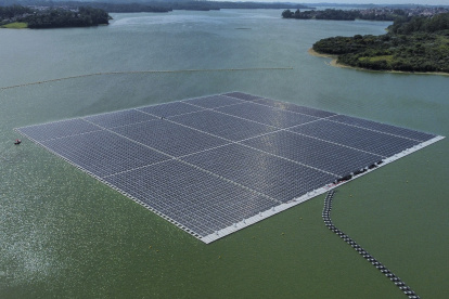 Foto muestra la mayor central solar flotante de Brasil, inaugurada en la presa Billings, en el estado de Sao Paulo (Brasil).