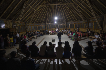 Una asamblea de integrantes de la comunidad de Sarayaku, de la nacionalidad indígena kichwa, en la selva amazónica ecuatoriana.
