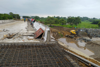 Se observa la obra de construcción del puente formal, mientras a un costado se observa el paso lateral arrasado.