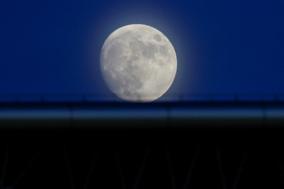 Vista de la luna llena desde el Estadio Internacional de Yokohama, Japón, en una imagen de archivo